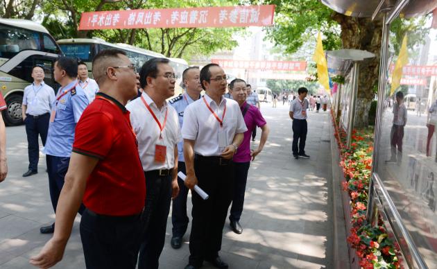 龍校長向韓書記匯報雙流中學(xué)的辦學(xué)特色及成績