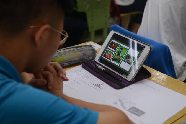 學(xué)生使用平板學(xué)習(xí)