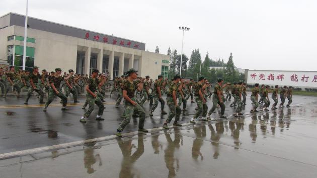 雙流中學(xué)高2015級(jí)新生入學(xué)軍訓(xùn)在什邡軍訓(xùn)基地完美結(jié)束