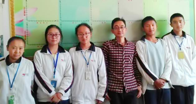 張可明老師和學生在一起