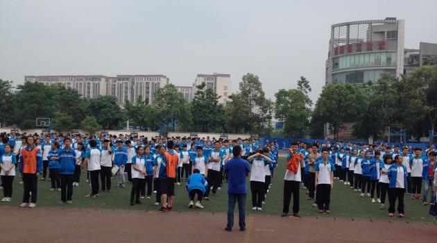 同學(xué)們有秩序“疏散”到運(yùn)動場