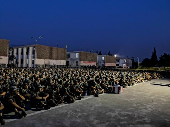 在夜幕下聆聽講座