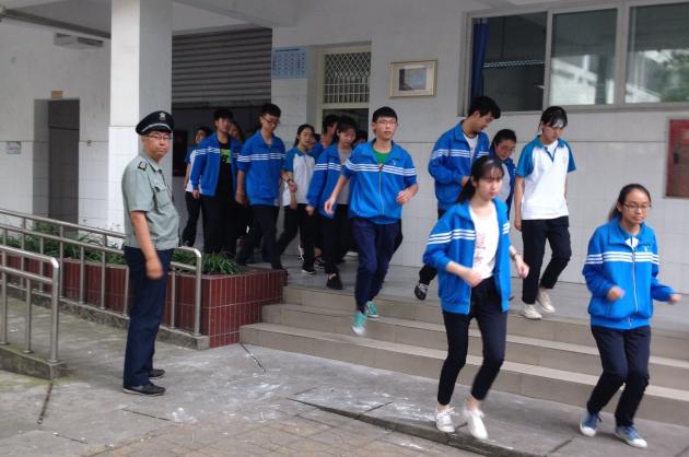 同學(xué)們有秩序疏散