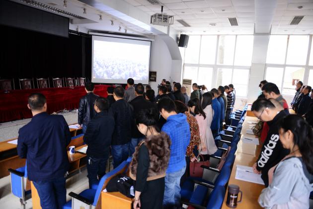 為去世的老一輩無產(chǎn)階級革命家和先烈默哀