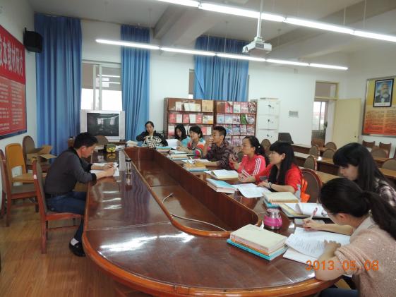 集體討論，踴躍發(fā)言