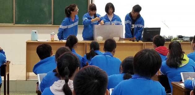 學(xué)生做趣味實(shí)驗(yàn)