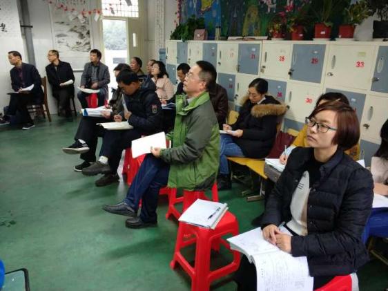 認(rèn)真聽課的老師們