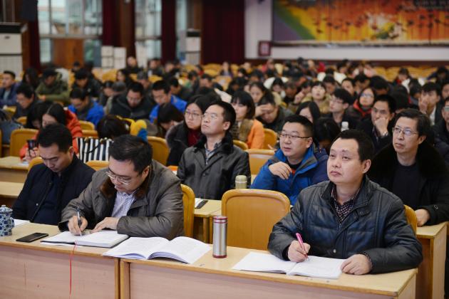 全體教職員工認真聆聽