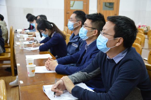 認(rèn)真聆聽的黨員教師