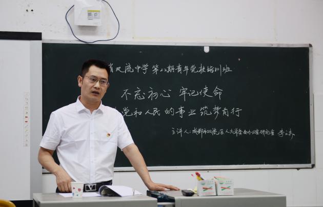 李云壽老師與同學(xué)們深入交流