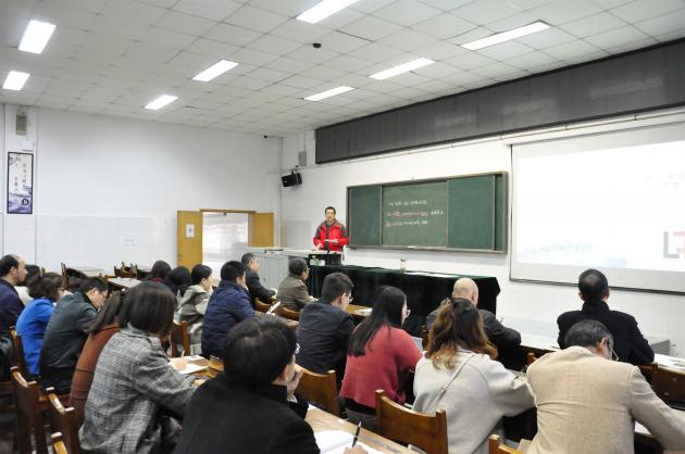 棠湖中學(xué)孟海軍老師做專題發(fā)言