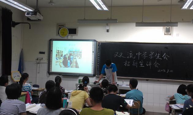 學(xué)生會(huì)成員在班級(jí)宣講