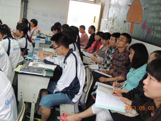 師生認(rèn)真聽課