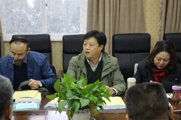 中國教育學(xué)會項目辦領(lǐng)導(dǎo)郭峻弛主持會議