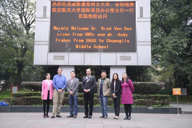  參觀校園 合影留戀