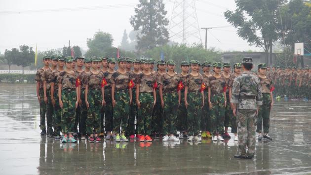 教官帶領(lǐng)學(xué)員接受檢閱