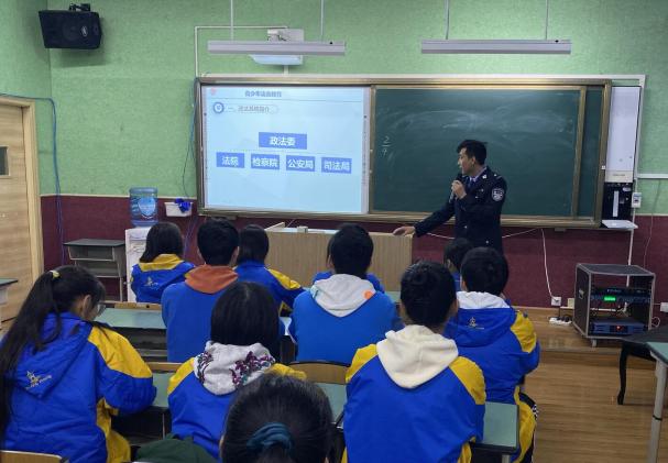 區(qū)司法局宣外科李世偉科長 為同學(xué)們授課