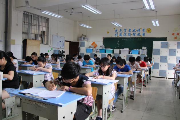 考場內(nèi)考生在認真答題