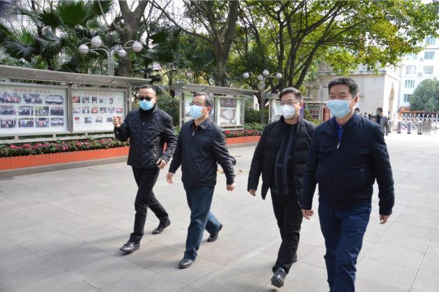 雙流區(qū)委書記韓軼（左二）到雙流中學(xué)督導(dǎo)