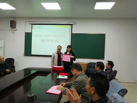 龍校長給馮中惠老師頒發(fā)聘書