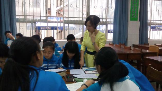 徐春林老師在指導(dǎo)學(xué)生