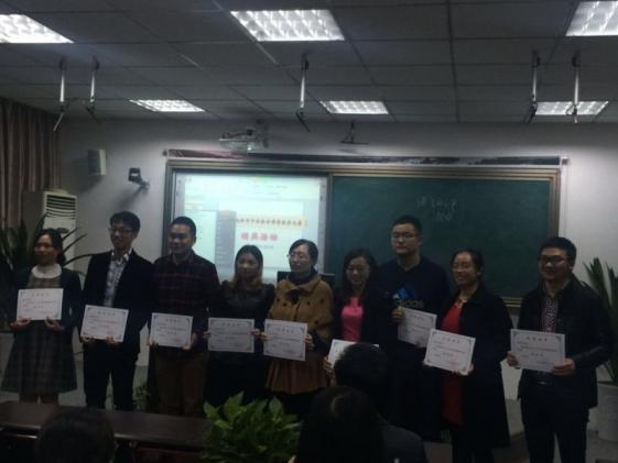 11月2日頒獎(jiǎng)活動(dòng)現(xiàn)場，邱國界老師與其他選手合影