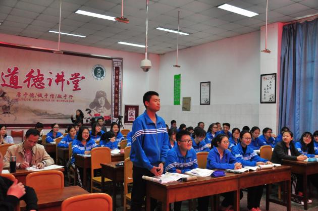 學生積極發(fā)言