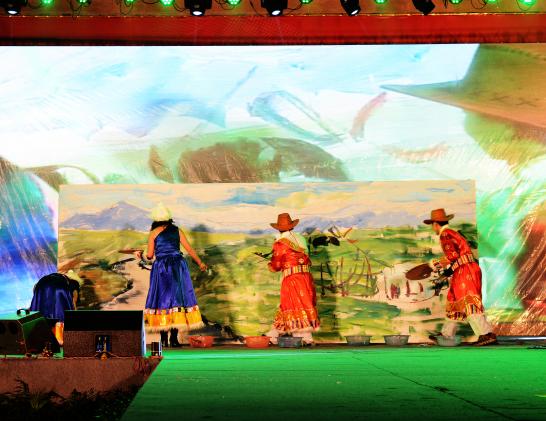 美術(shù)教研組的現(xiàn)場作畫《風(fēng)吹草低見牛羊》