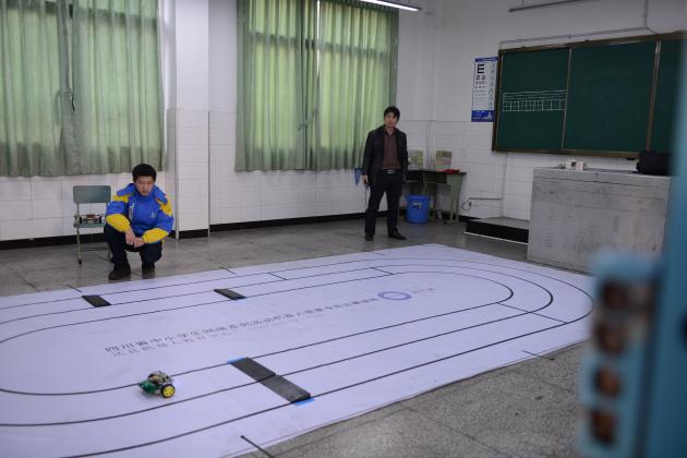 機器人跨欄比賽現(xiàn)場