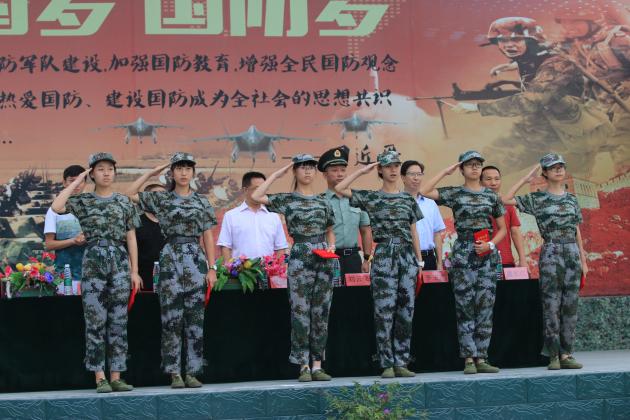 給優(yōu)秀學(xué)員頒獎(jiǎng)