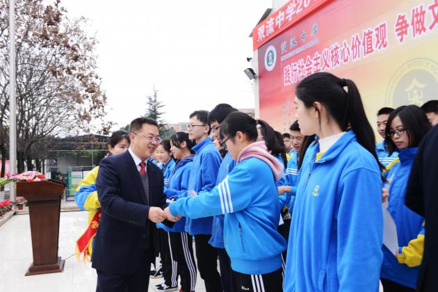 雙流中學(xué)全面主持校務(wù)工作的龍清明副校長(zhǎng)給學(xué)生頒發(fā)獎(jiǎng)狀