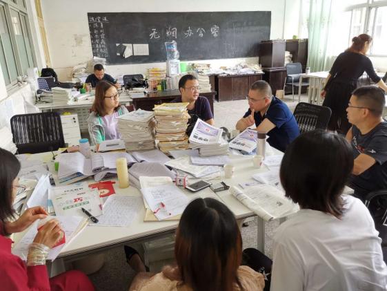 劉建明與老師深入交流