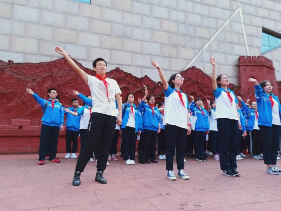 鄭鵬老師和同學(xué)們一起歌唱