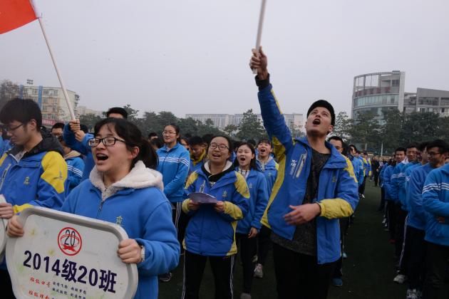 雙中學(xué)子意氣風(fēng)發(fā)