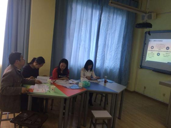 專家們審閱資料