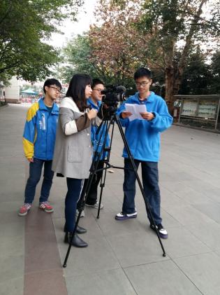 “校園微電影欣賞與制作”課程中，教師張茜指導(dǎo)學(xué)生們進行實踐拍攝