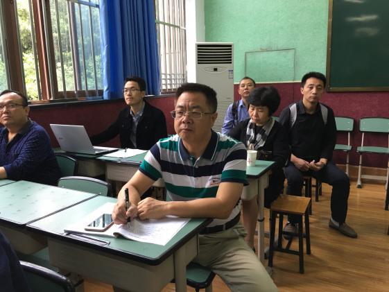 龍清明校長和專家一起聽課