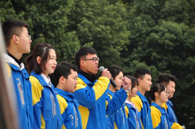 高一高二的學生代表為高三學長學姐們送上祝福