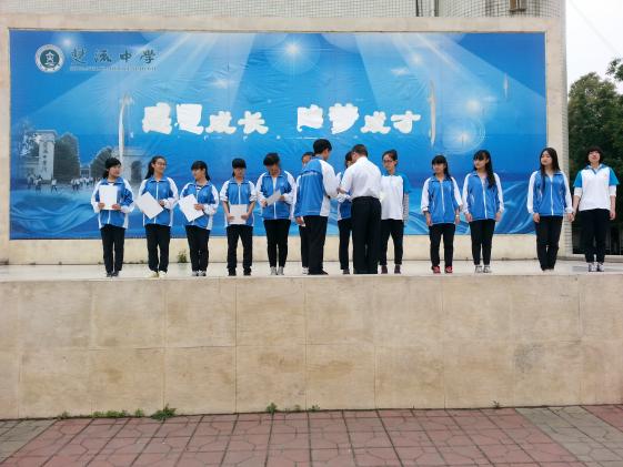 熊校長為獲獎學生頒獎