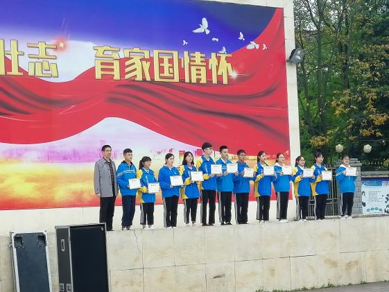 向書(shū)記為獲獎(jiǎng)學(xué)生頒發(fā)獎(jiǎng)狀