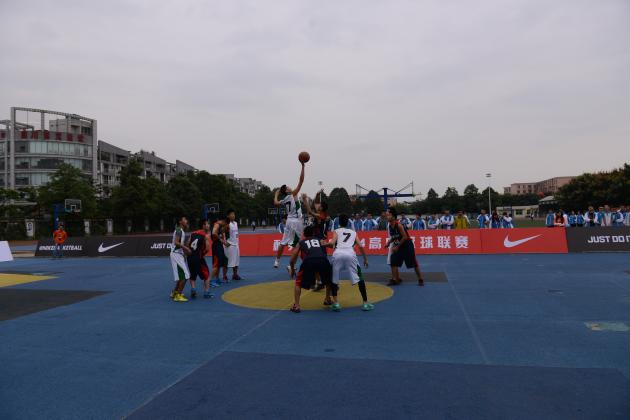 都江堰中學(xué)代表隊和雙流中學(xué)代表隊比賽