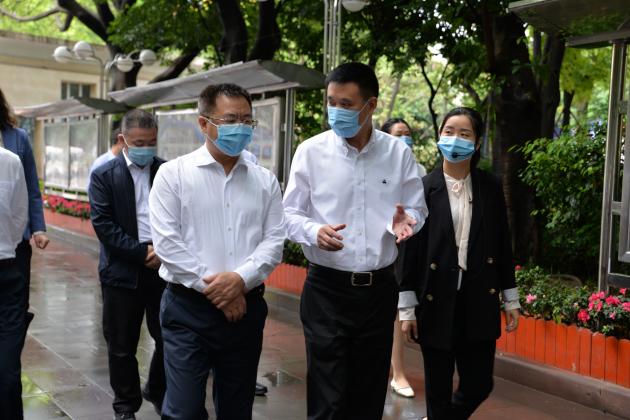 雙流區(qū)政協(xié)主席、黨組書記李德龍一行蒞臨雙流中學(xué)