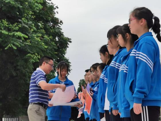 彭主任為獲獎班級頒獎