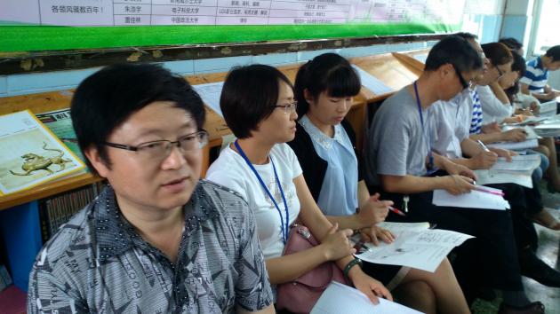 教師認(rèn)真聽課