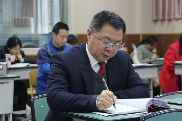 龍校長認(rèn)真聽課