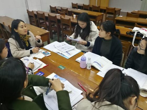 杜梅老師在總結(jié)發(fā)言