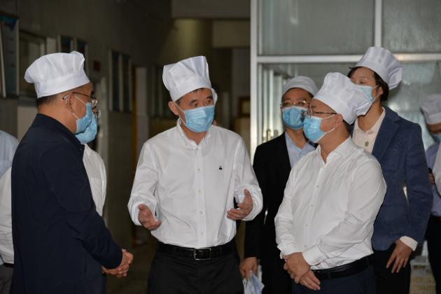 李德龍主席視察雙流中學(xué)食堂