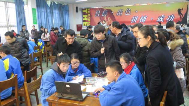 在實驗環(huán)節(jié)，聽課教師圍觀同學(xué)操作