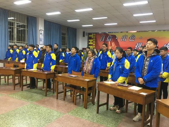 齊唱共青團(tuán)團(tuán)歌