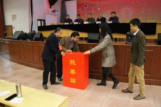 當(dāng)眾打開(kāi)投票箱